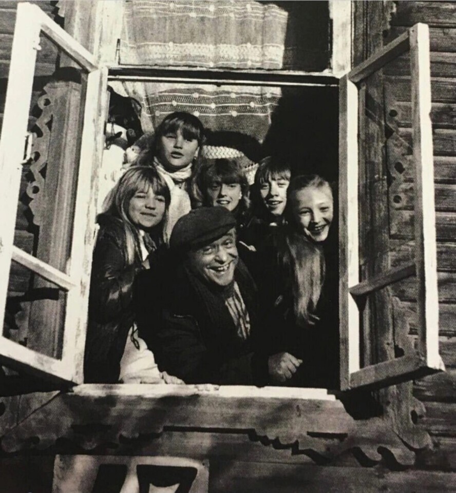 Ролан Быков и юные актёры на съёмках фильма "Чучело", 1983 год