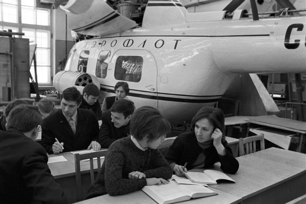 Студенты факультета летательных аппаратов в Московском авиационном институте. Вертолёт прямо в аудитории - это сильно!