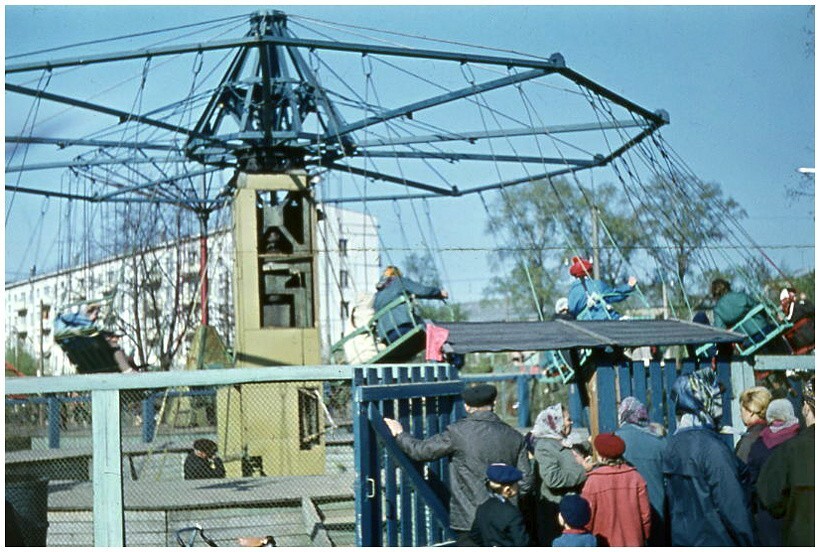Катание на карусели в парке "Кузьминки".
