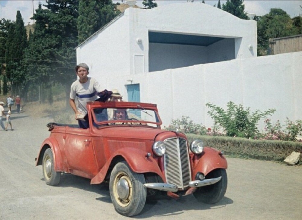 Легендарная троица мчится на Adler Triumph около летнего кинотеатра в Алуште.