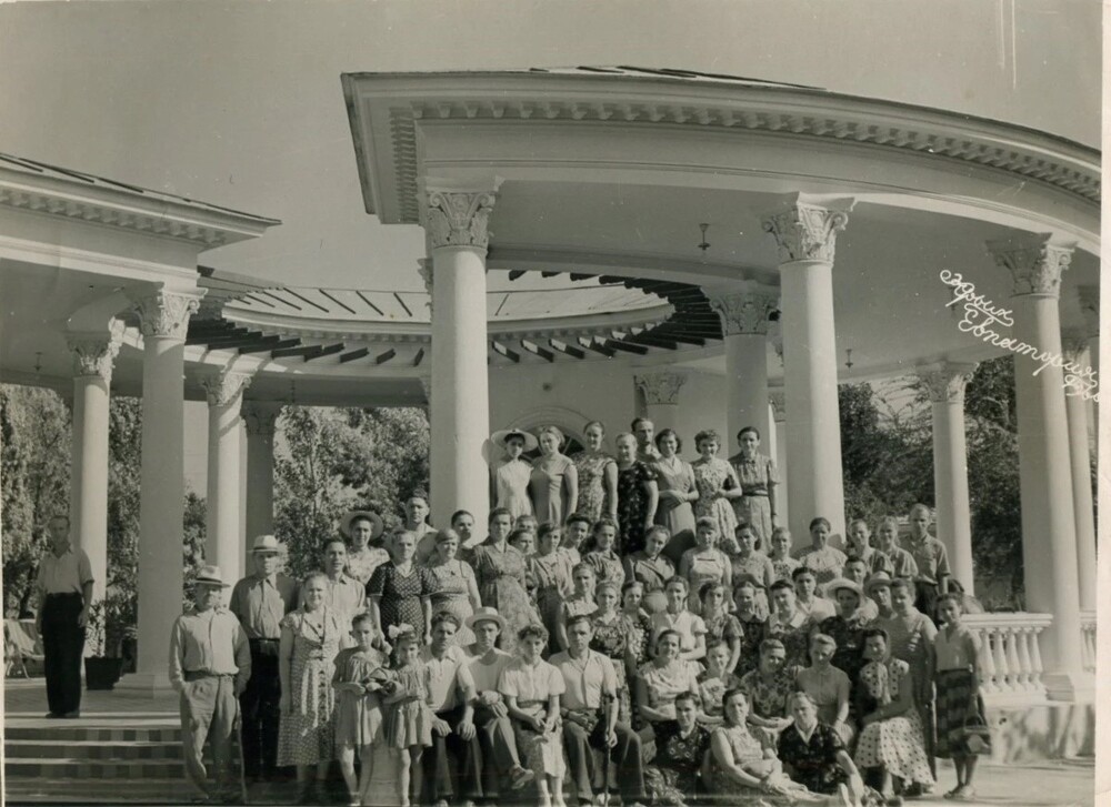 Групповая фотография у библиотеки-читальня в Курзале города Евпатория.
