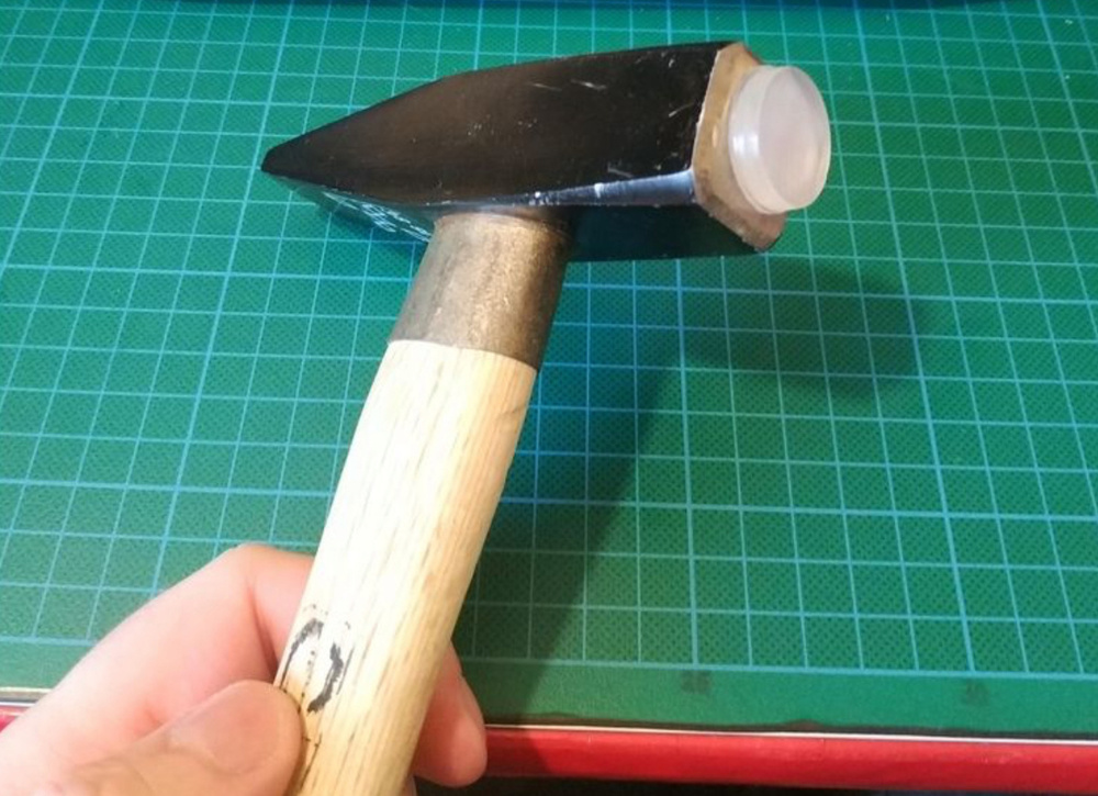 Киянку можно смастерить из тяжелого молотка
