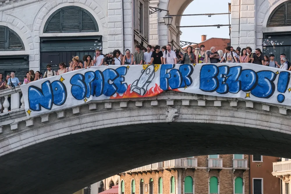 Жители Венеции протестуют против проведения свадьбы американского миллиардера в городе