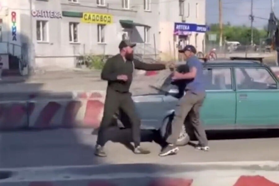 В Челябинске на видео попала жесткая драка водителей