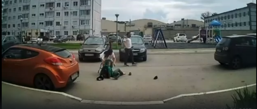 Момент наезда на ребёнка во дворе дома, Тольятти (ЧП, ДТП)