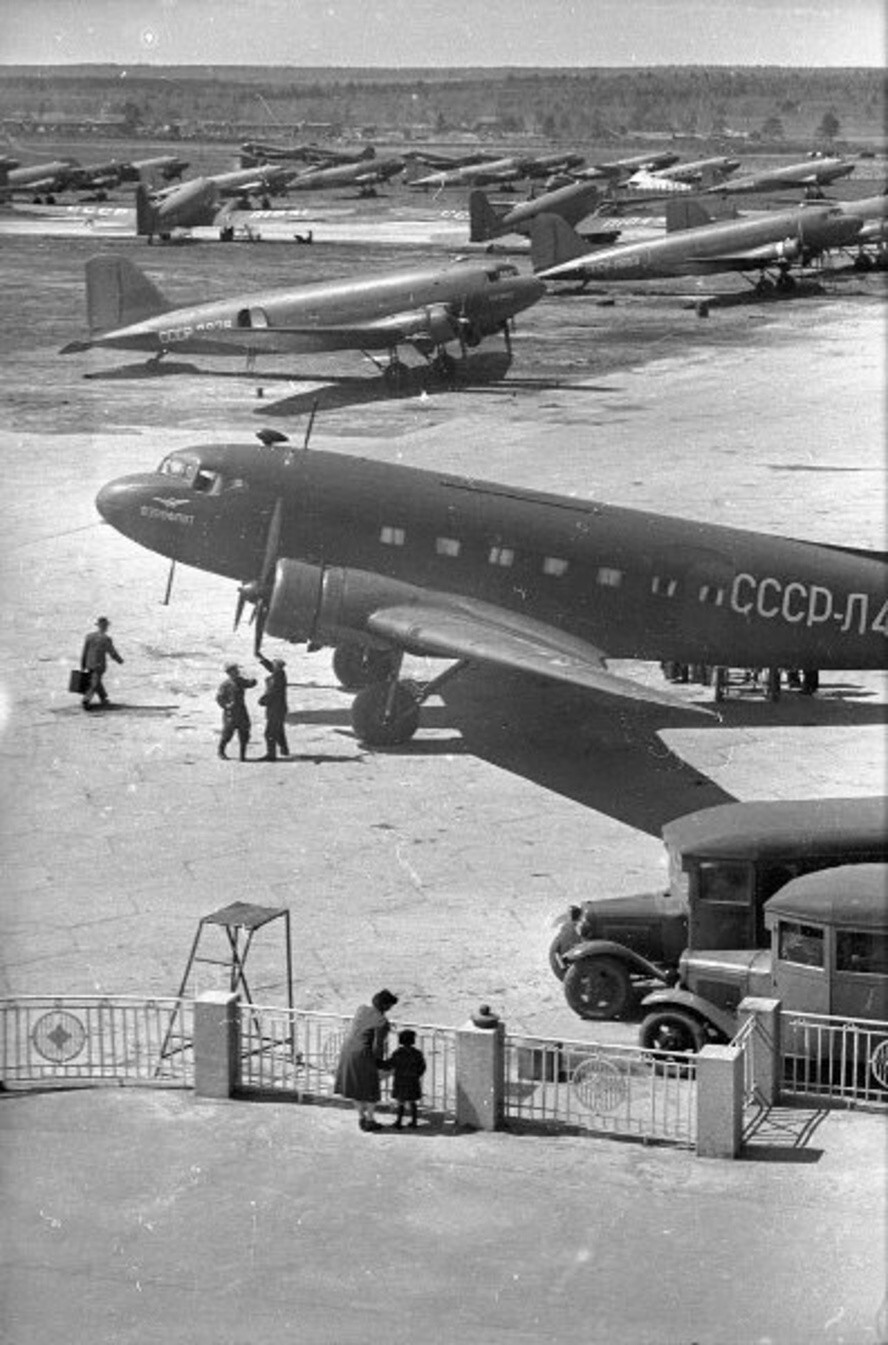 Аэропорт Внуково.  1944 год. Автор: Эммануил Евзерихин.