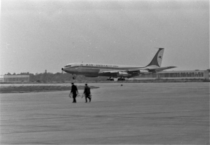 Встреча в аэропорту Внуково. Сентябрь 1964 года. Автор: Сигизмунд Кропивницкий.