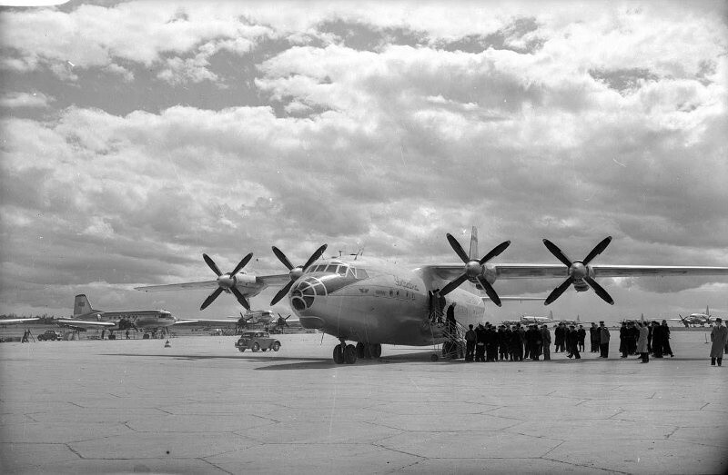 Аэропорт Внуково. Начало регулярных полетов АН-10. 1957 год. Автор: Эммануил Евзерихин.
