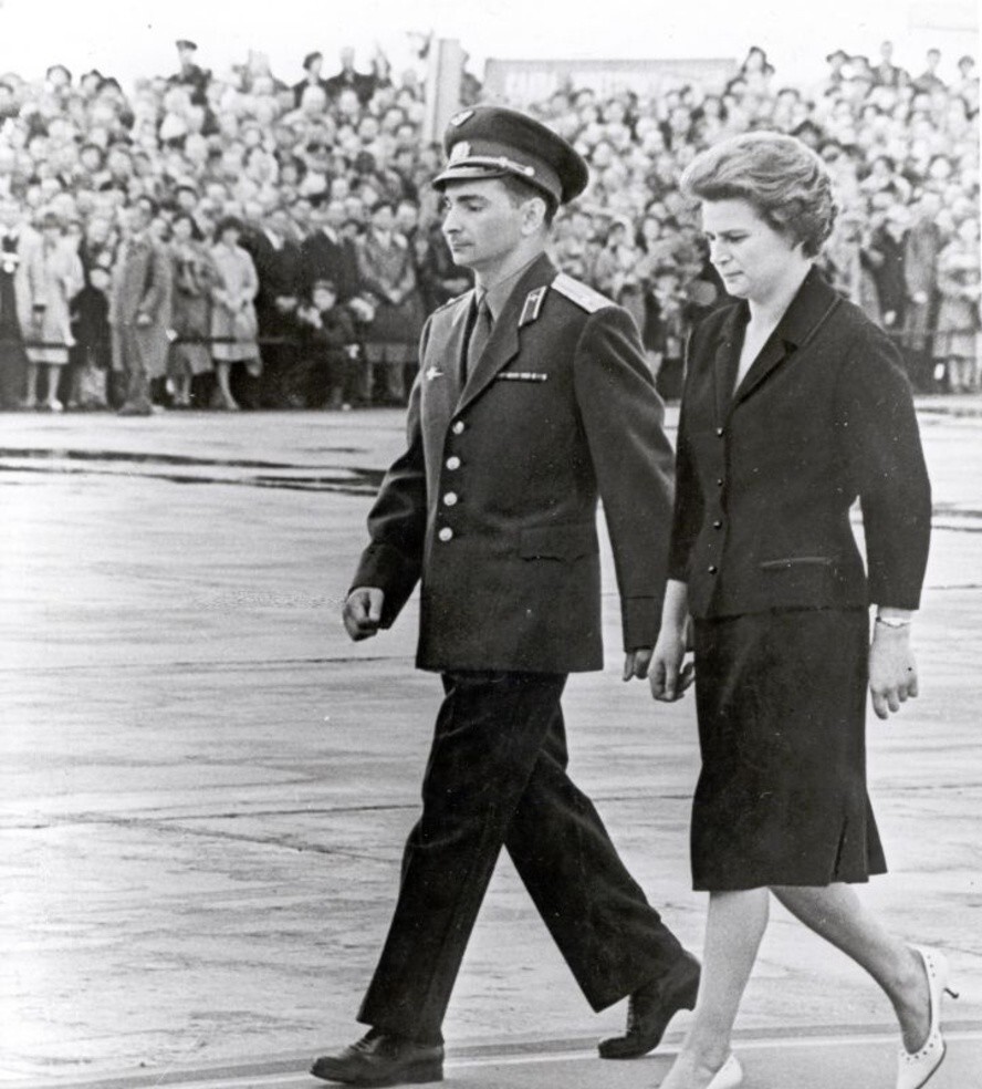 Встреча Валентины Терешковой и Валерия Быковского в аэропорту Внуково. 1963 год.