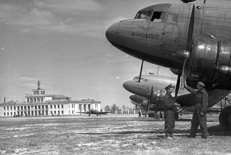Аэропорт Внуково.  1944 год. Автор: Эммануил Евзерихин.