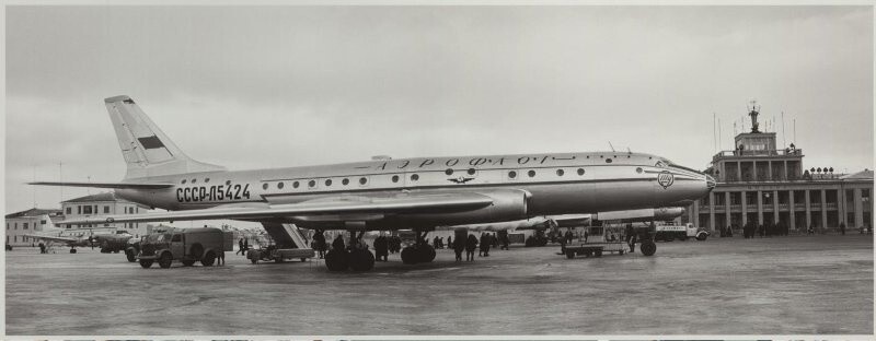 Первый рейс самолета ТУ-104 во Внуково. 1956 год. Автор: Аркадий Шайхет.