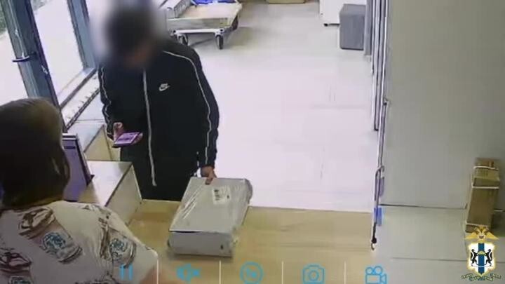В Новосибирске подросток устроил подмену в пункте выдачи и украл кроссовки за 19 тысяч рублей