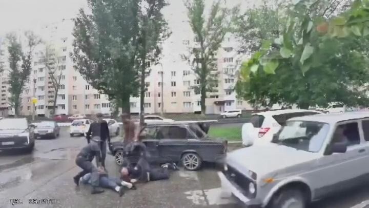 "Лежать! Мордой в землю!": в Саратове произошло эпичное задержание мигрантов