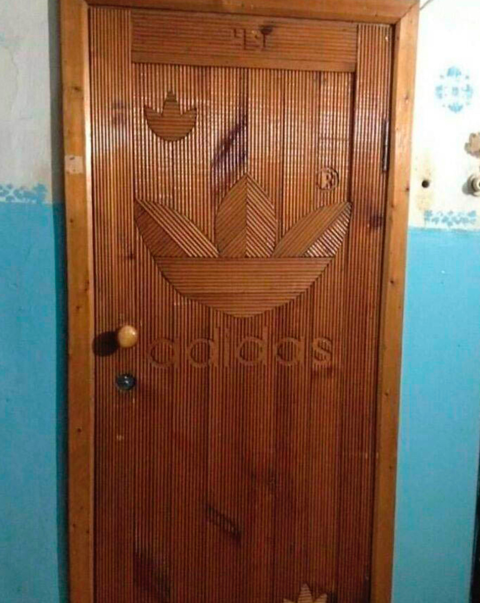 Ну очень фирменная дверь