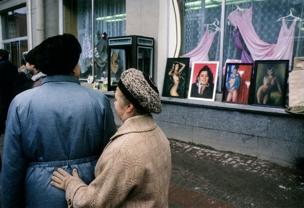 Прохожие на Арбате, 1989 год, Москва. Оригинальное название автора: «Не смотри!». Автор Крис Ниедентал