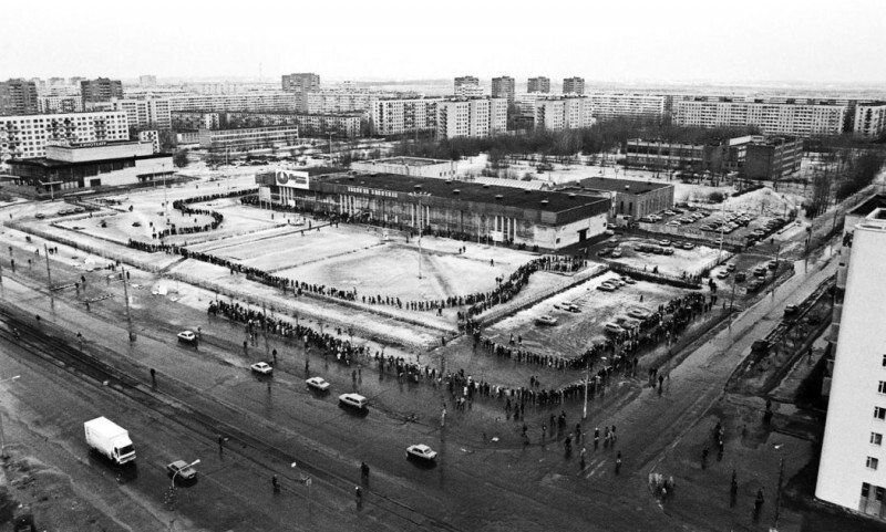 Извилистая очередь на «Ярмарку вакансий» на проспекте Просвещения, 1994 год, Санкт–Петербург