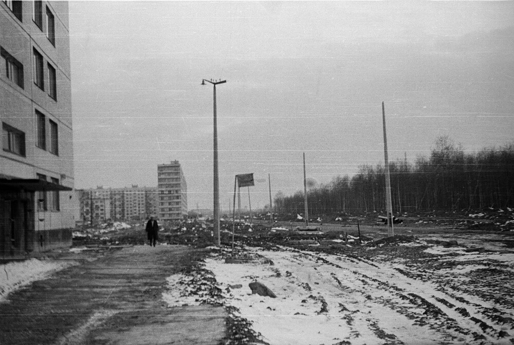 Продолжаем прогулку по районам новостроек. Рядом с домом 25, корпус 1 по улице Антонова-Овсеенко.
