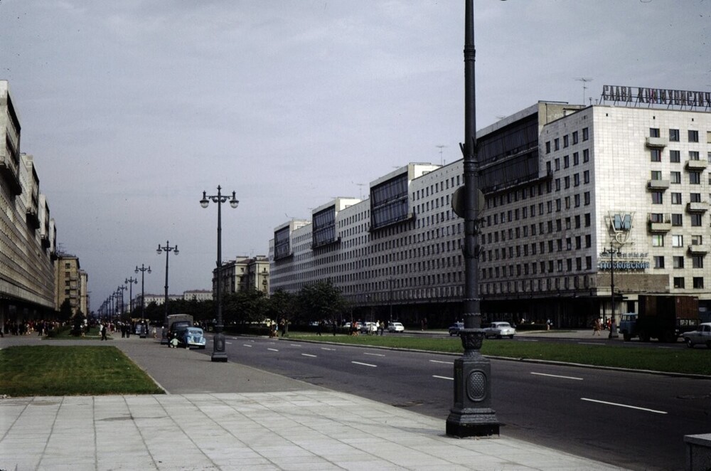 Недавно построенный универмаг "Московский" и дома-близнецы около площади Победы.