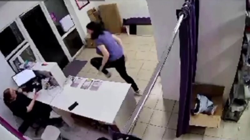 Жестокие кадры битвы сотрудницы ПВЗ с надоедливым комаром