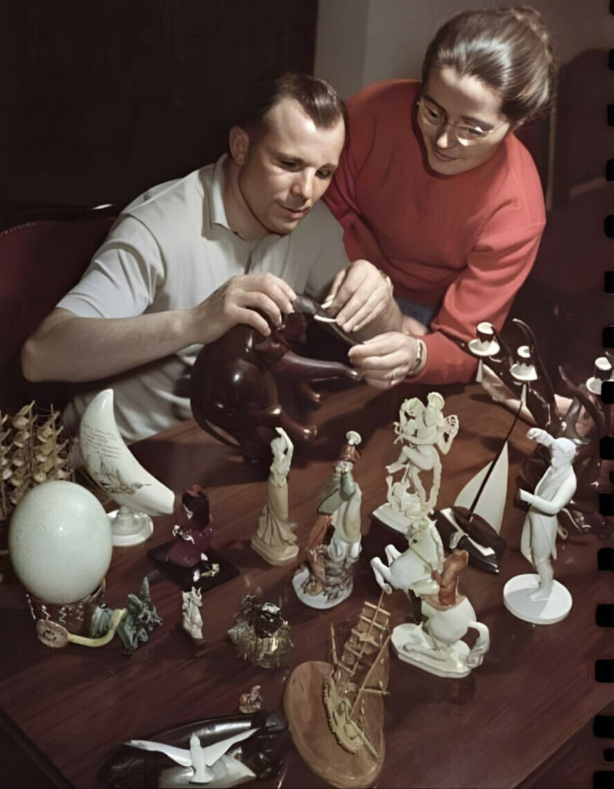 Юрий Гагарин с супругой рассматривают подарочные сувениры. Москва, 1963 год