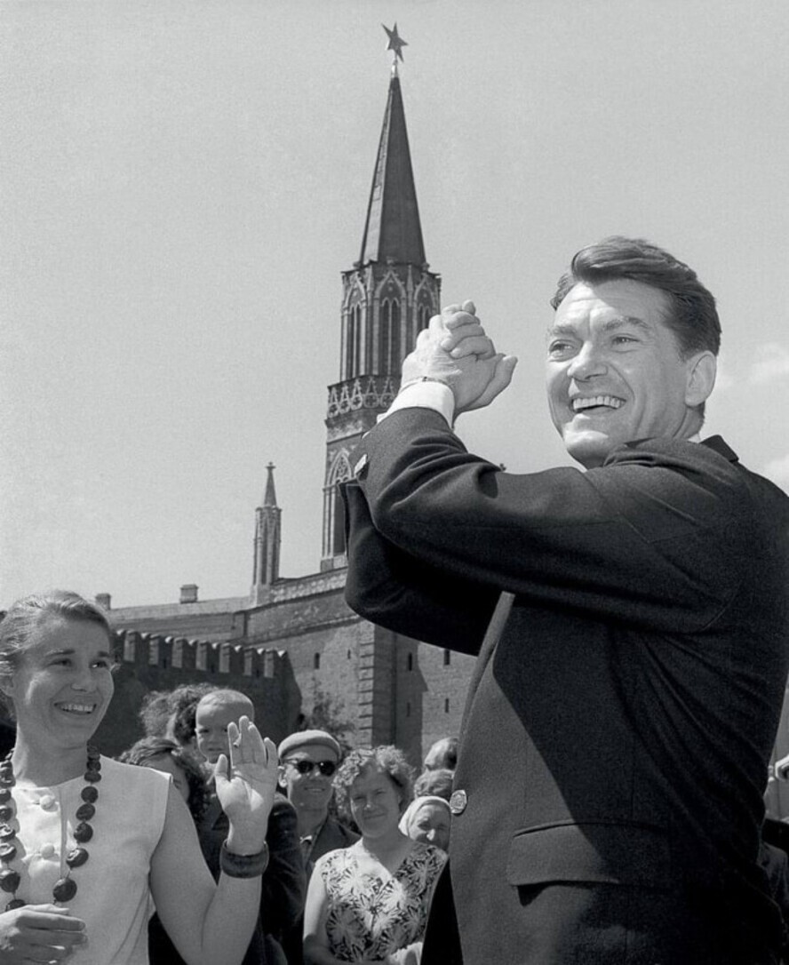 Жан Маре в Москве во время Московского кинофестиваля, 1963.В СССР актер стал популярным после трилогии о «Фантомасе».