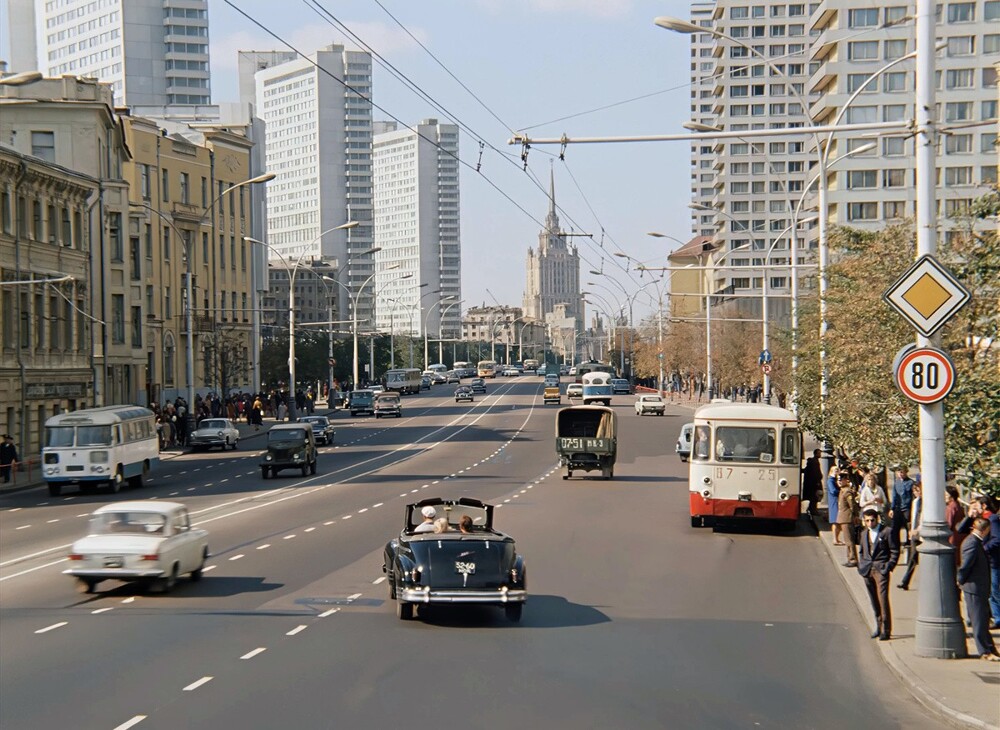 Автомобильное движение на проспекте Калинина (ныне - улица Новый Арбат).