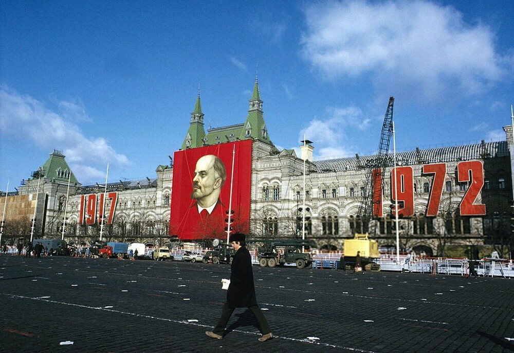 Украшенная к празднику Красная Площадь.