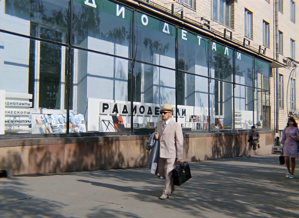 В 1972 году в Москве снимали легендарнейший фильм "Иван Васильевич меняет профессию". Давайте вспомним несколько кадров оттуда.
