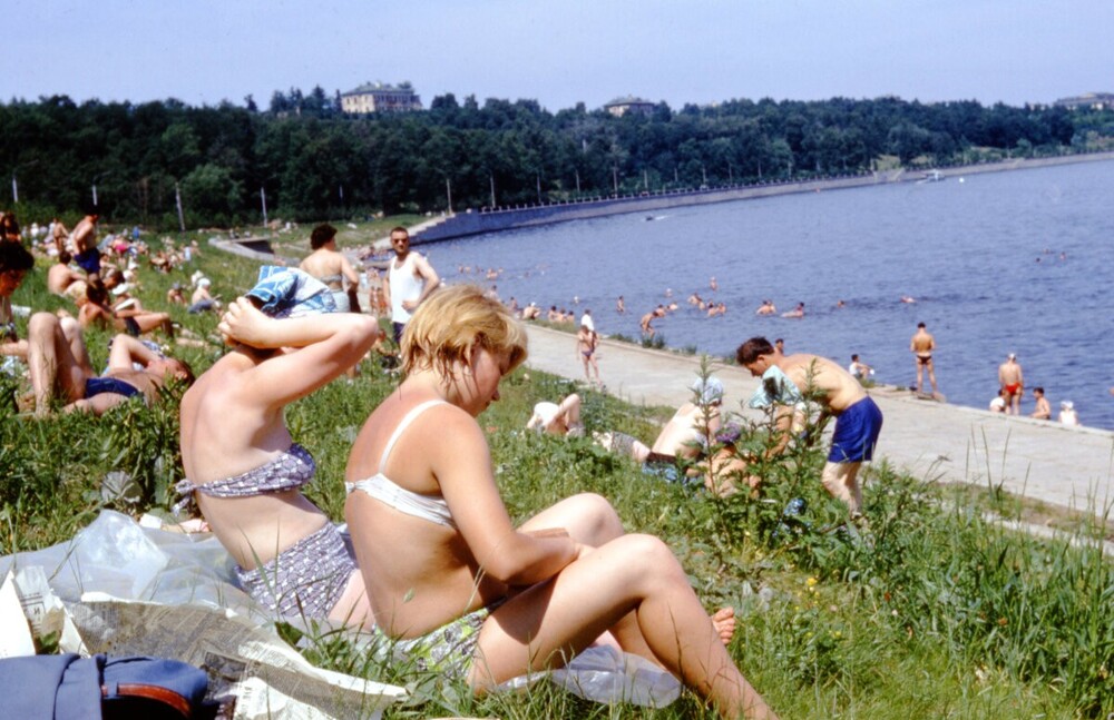 Пляж на Ленинских горах (ныне - Воробьевы горы). Лето 1972 года было очень жарким и столбик термометра поднимался до 35 градусов.