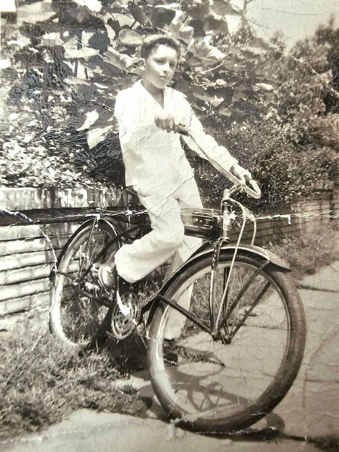 18. Я нашёл несколько фотографий в мамином доме. Мы не знаем этого человека