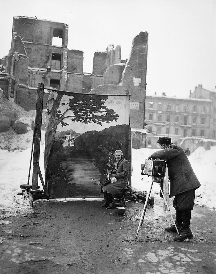 6. Уличное фотоателье в Варшаве, 1946 год