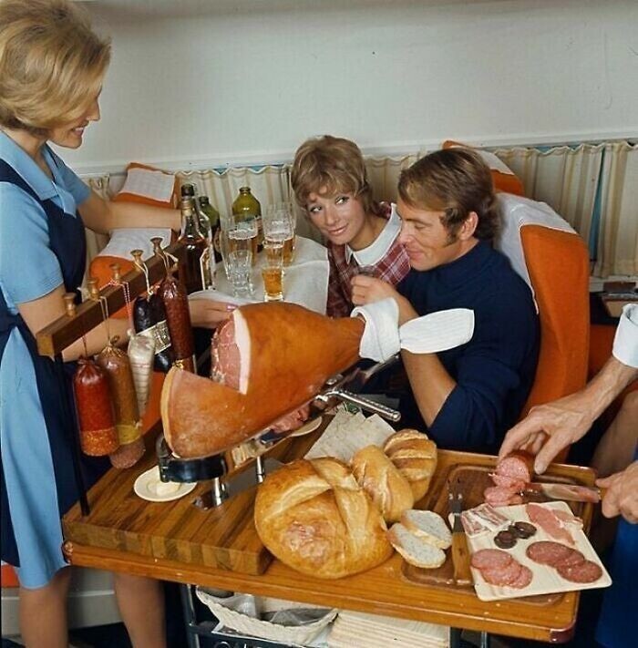 9. Подача закусок на рейсе Scandinavian Airlines, 1969 год