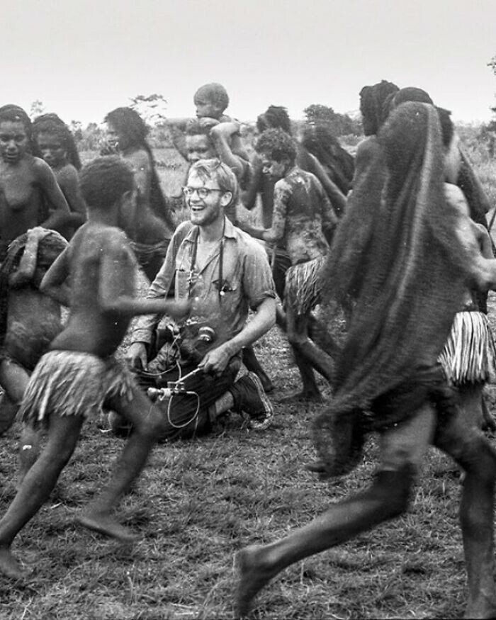 20. Последняя известная фотография Майкла Рокфеллера, 23-летнего сына политика и предпринимателя Нельсона Рокфеллера, в племени людоедов в Новой Гвинее, 1961 год