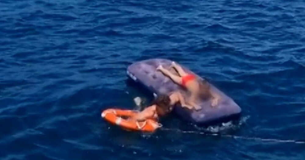 В Италии спасли ребёнка, уплывшего в море на надувном матрасе