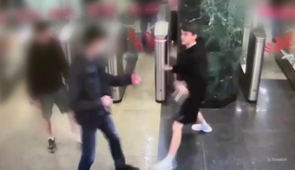 Парень ударил пассажира, помешавшего ему пройти в метро бесплатно