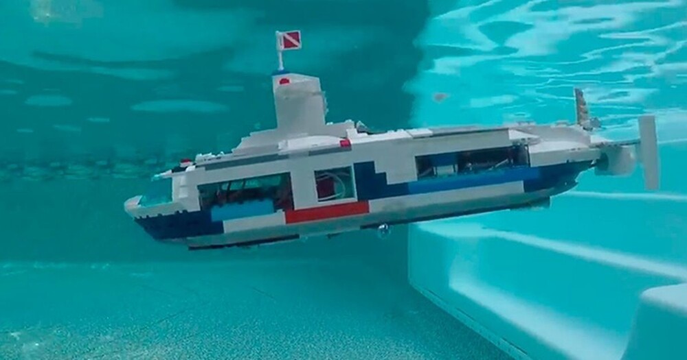 Lego-подлодка, умеющая запускать ракеты