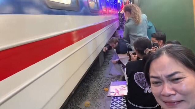 Турист чудом избежал гибели под поездом