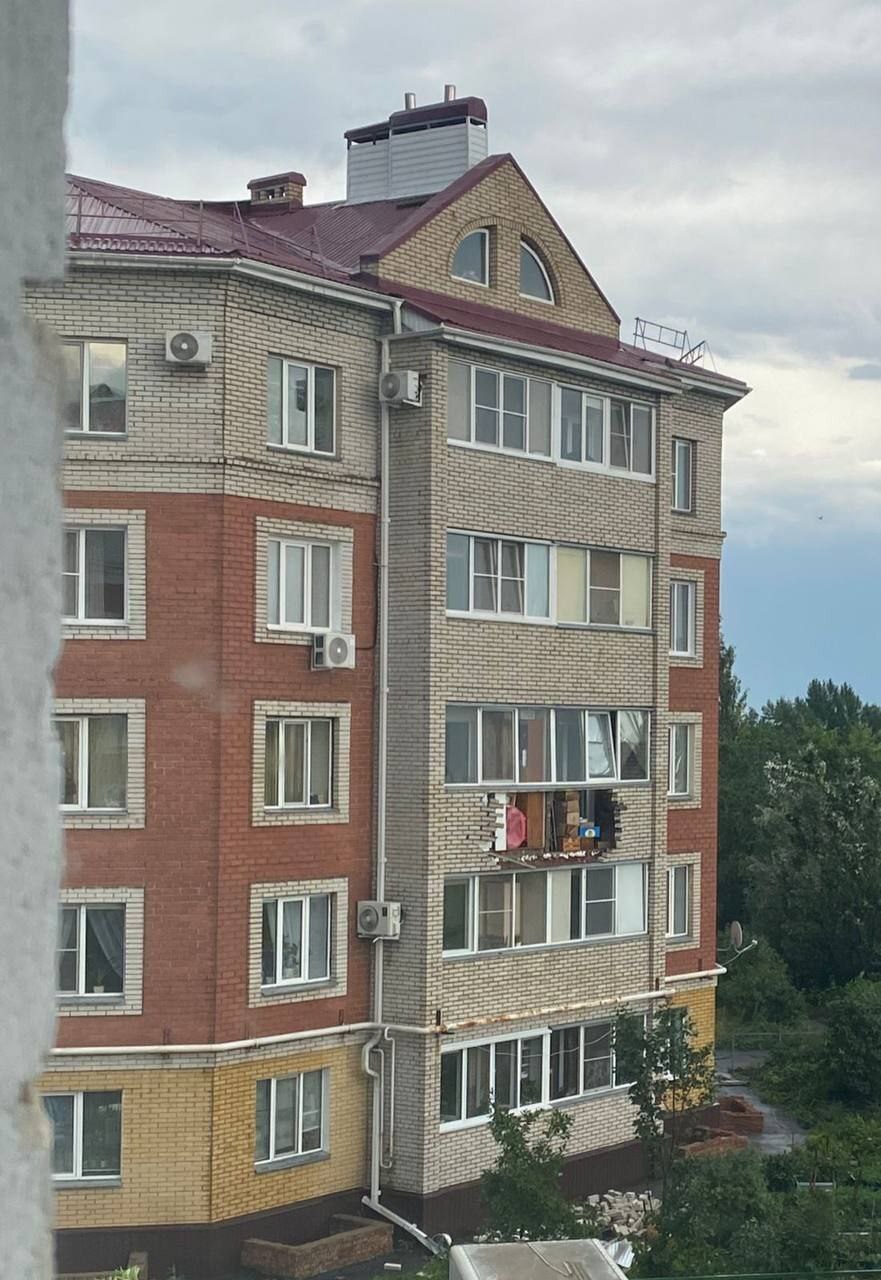 Часть балкона упала на женщину во время урагана в Омске