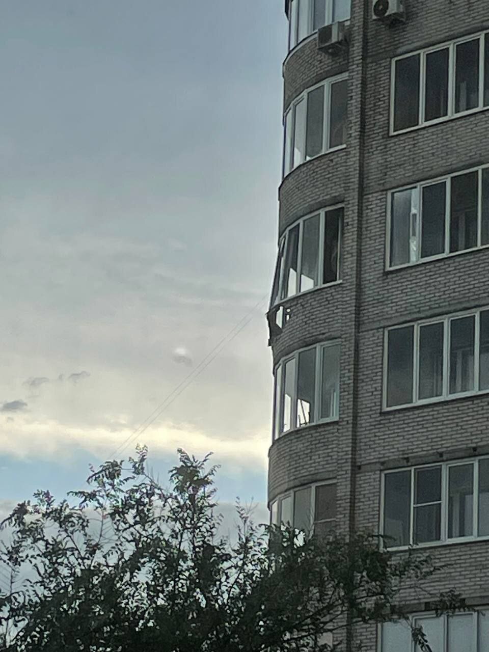 Часть балкона упала на женщину во время урагана в Омске
