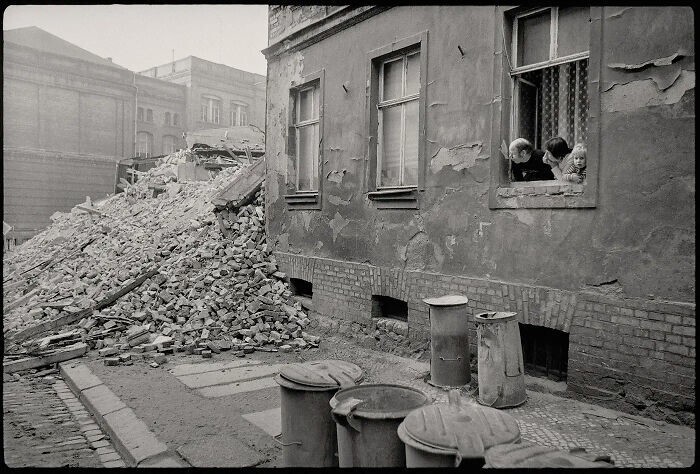 4. Семья у окна, март 1989 года