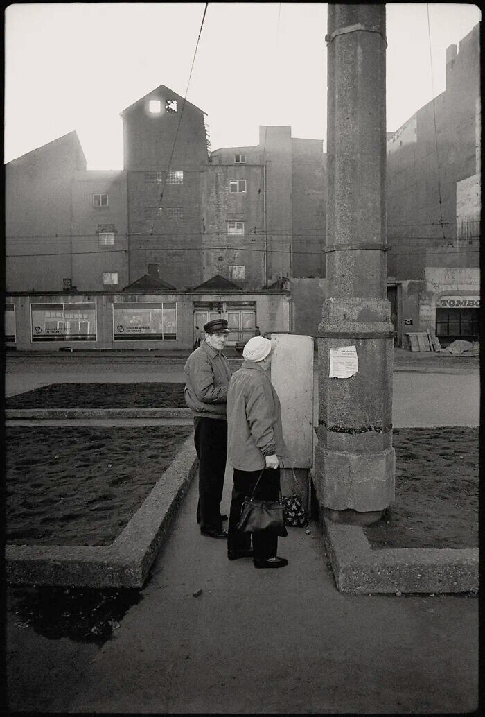 6. Пара перед универмагом, март 1989 года