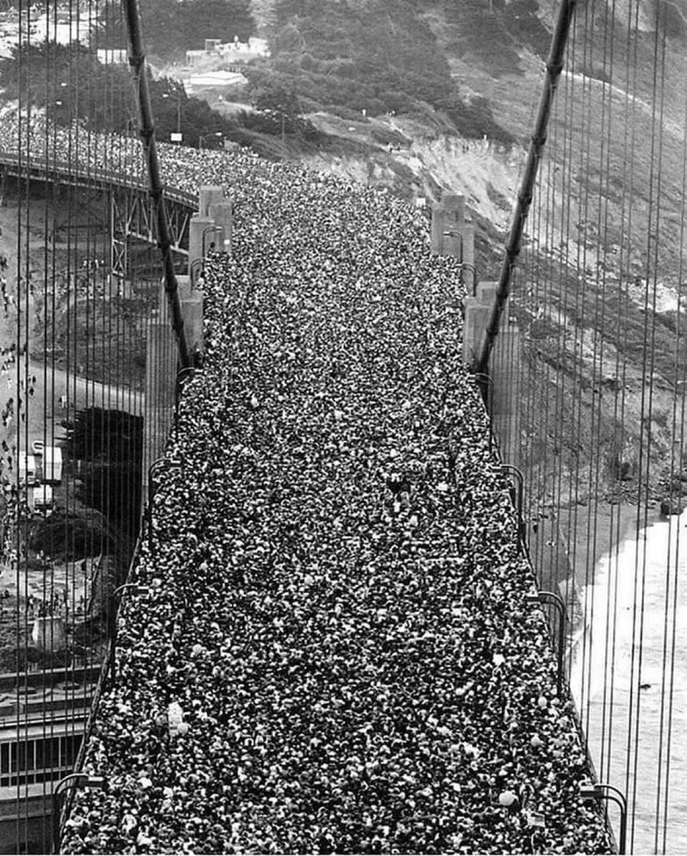 7. 27 мая 1937 года в Сан-Франциско состоялось открытие пешеходного движения по теперь уже культовому мосту «Золотые Ворота»
