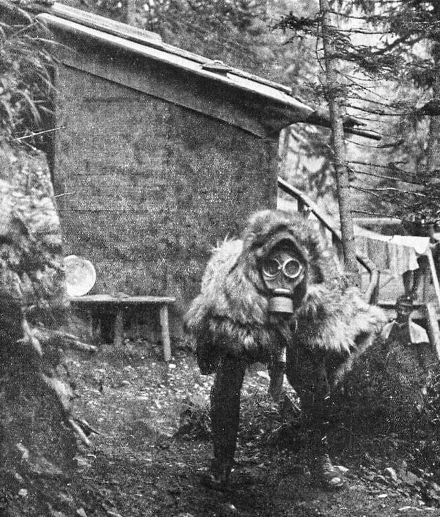 12. Австро-венгерский солдат в костюме Крампуса — рождественского демона, 1917 год
