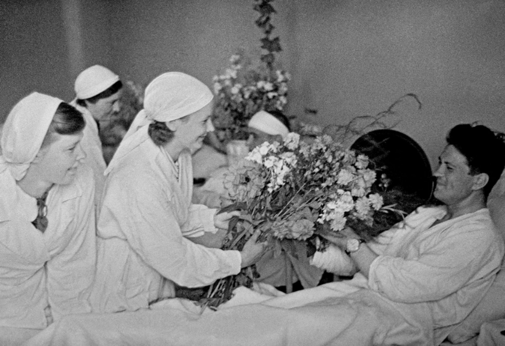 2. Московские работницы вручают цветы раненому бойцу Красной Армии (1943)