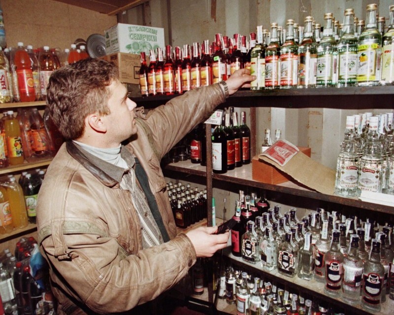 Налоговый инспектор проверяет акцизные марки на водке, 1998 год