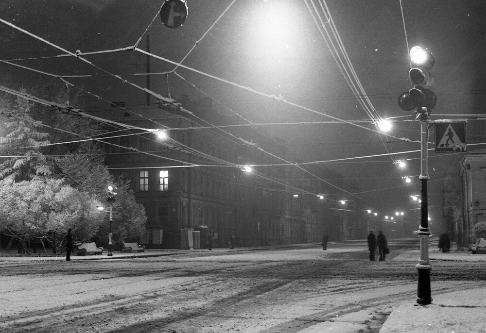 Зимний вечер на перекрёстке Большого проспекта и 8-9 линий Васильевского острова.