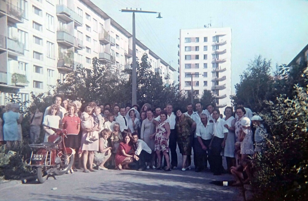 Свадьба в Купчино. Место действия - двор дома 43 корпус 1 по Будапештской улице.