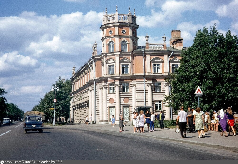 Петергоф и Красный (ныне – Санкт-Петербургский) проспект.
