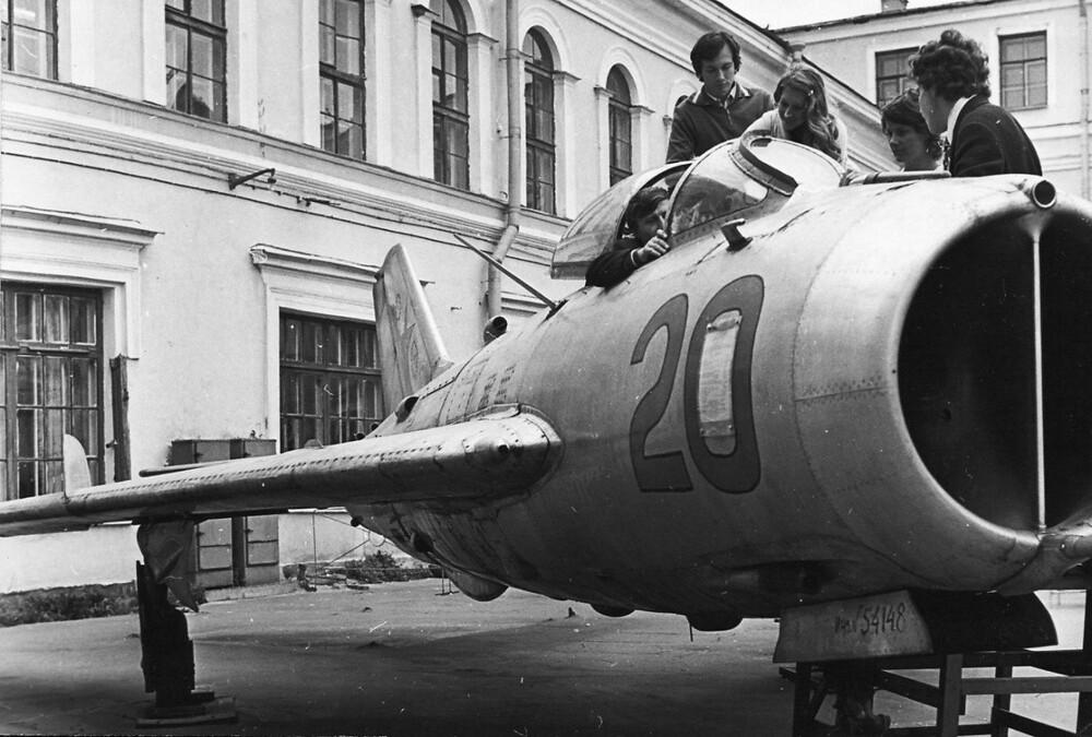 МиГ-19 во дворе Ленинградского института авиационного приборостроения рядом с площадью Труда.