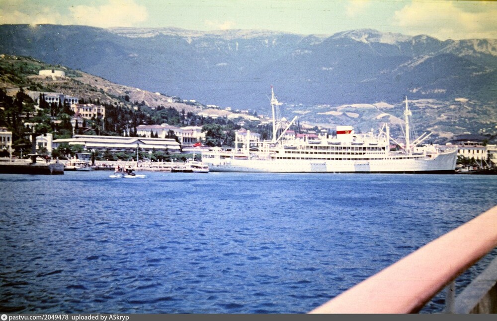 А таким был в 1968 году порт города Ялта.